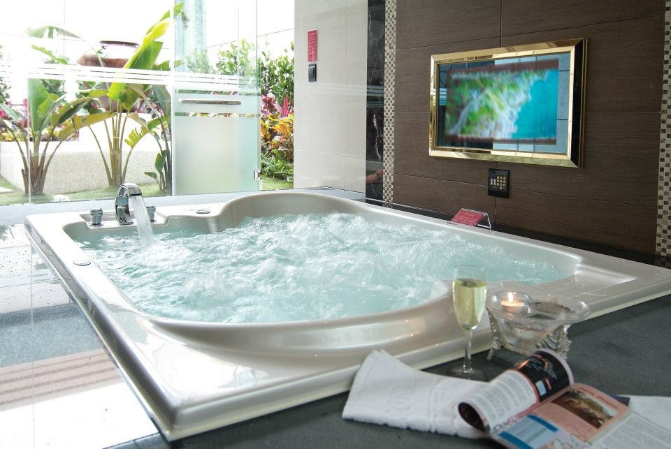 Multifunctional Colorful Massage Bathtub